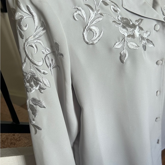 Ship n Shore Gray Blouse Embroidered Womens Sz 12 Long Sleeve - Picture 3 of 14